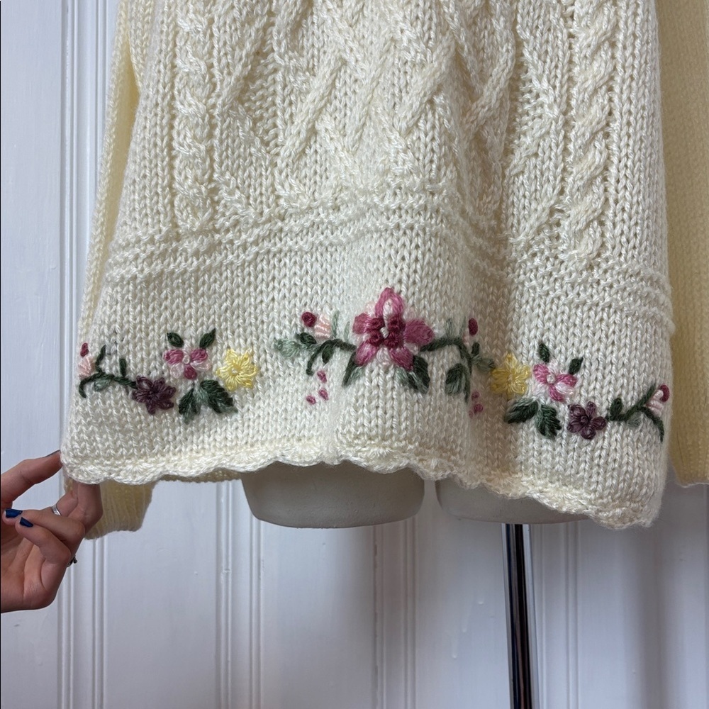 PLUS PREFERRED Vintage Hand Knit Cream Cable Sweater Floral Embroidery 22W - Picture 6 of 8